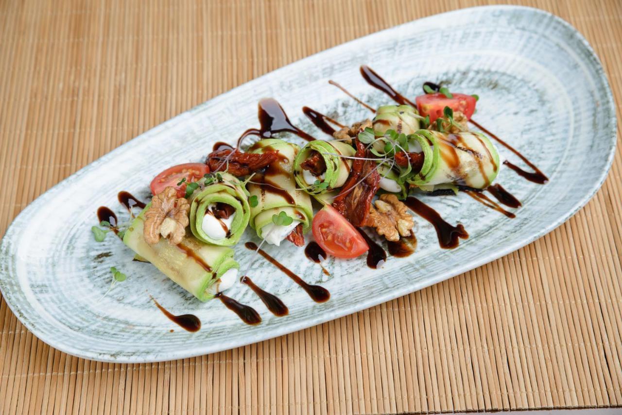 Royal Tulip Hotel & Casino, Тбилиси Экстерьер фото A salad with balsamic vinegar