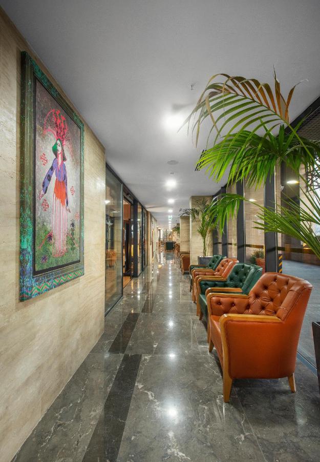 Royal Tulip Hotel & Casino, Тбилиси Экстерьер фото Lobby