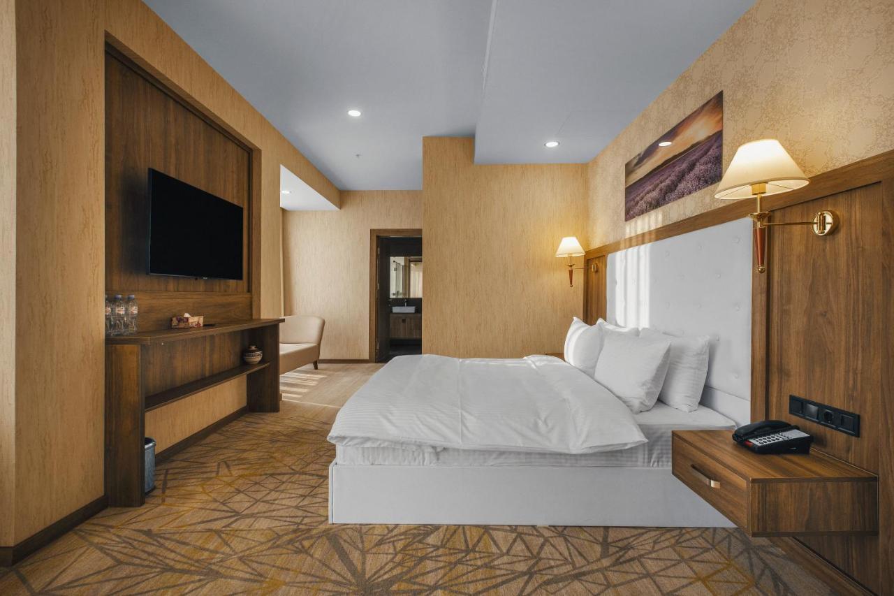 Royal Tulip Hotel & Casino, Тбилиси Экстерьер фото Deluxe Suite