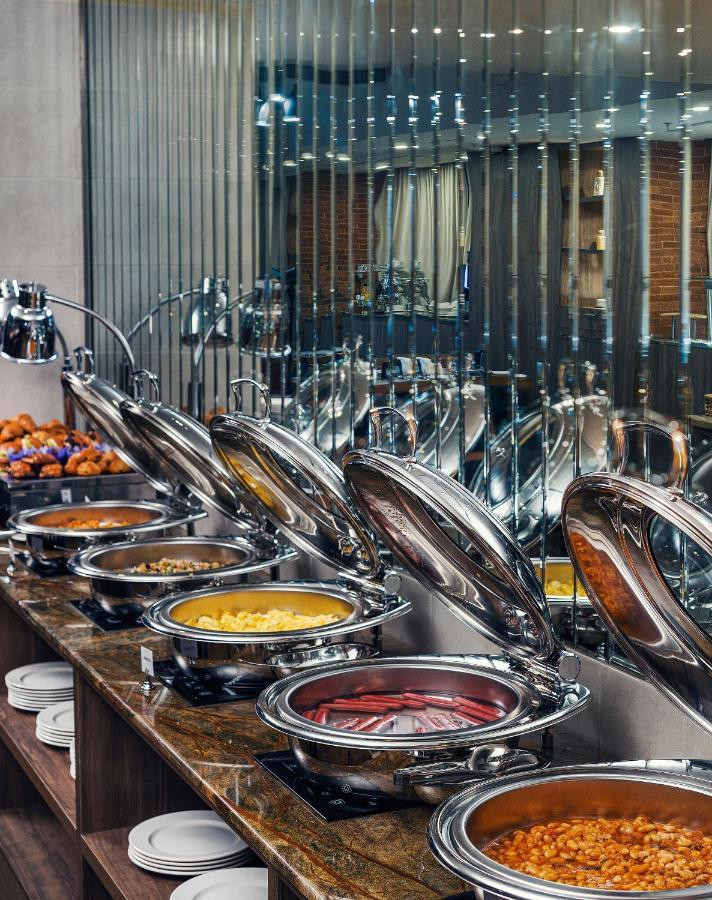 Royal Tulip Hotel & Casino, Тбилиси Экстерьер фото A buffet at a hotel