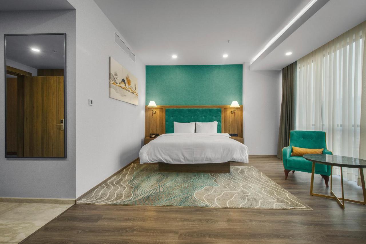 Royal Tulip Hotel & Casino, Тбилиси Экстерьер фото