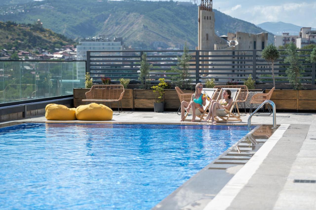 Royal Tulip Hotel & Casino, Тбилиси Экстерьер фото Rooftop pool