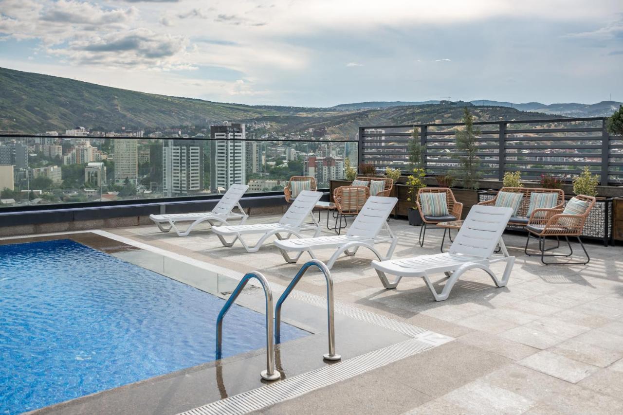 Royal Tulip Hotel & Casino, Тбилиси Экстерьер фото Rooftop pool